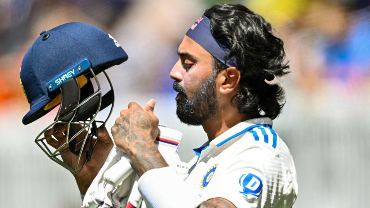 सध्याच्या संघाबद्दल बोलायचे झाले तर, सलामीवीर केएल राहुल सात सामन्यांमध्ये दोन शतकांसह यादीत सातव्या स्थानावर आहे. जर त्याने या दोन सामन्यांच्या मालिकेत एक शतक केले तर तो रोहित आणि कोहलीची बरोबरी करेल, तर दोन शतकांमुळे तो अझरुद्दीनसह तिसऱ्या स्थानावर पोहोचेल. फोटो सौजन्य - सोशल मिडिया