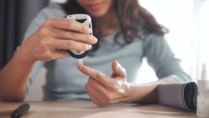 रक्तातील साखर नियंत्रणात ठेवण्यासाठी आहारात करा ‘या’ स्वस्त पदार्थांचे सेवन, कधीच होणार नाही मधुमेह