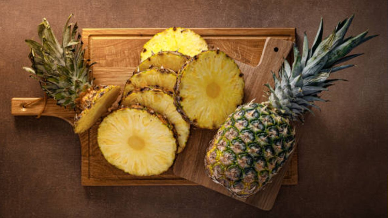 ‘या’ लोकांच्या आरोग्यासाठी अननस ठरेल विषासमान, आतड्यांमध्ये वाढतील अल्सरच्या गंभीर जखमा