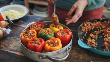 Stuffed Capsicum Recipe: दुपारच्या जेवणात ‘या’ पद्धतीने बनवा भरलेली शिमला मिरची, लहान मुलांसह मोठेसुद्धा खातील आवडीने