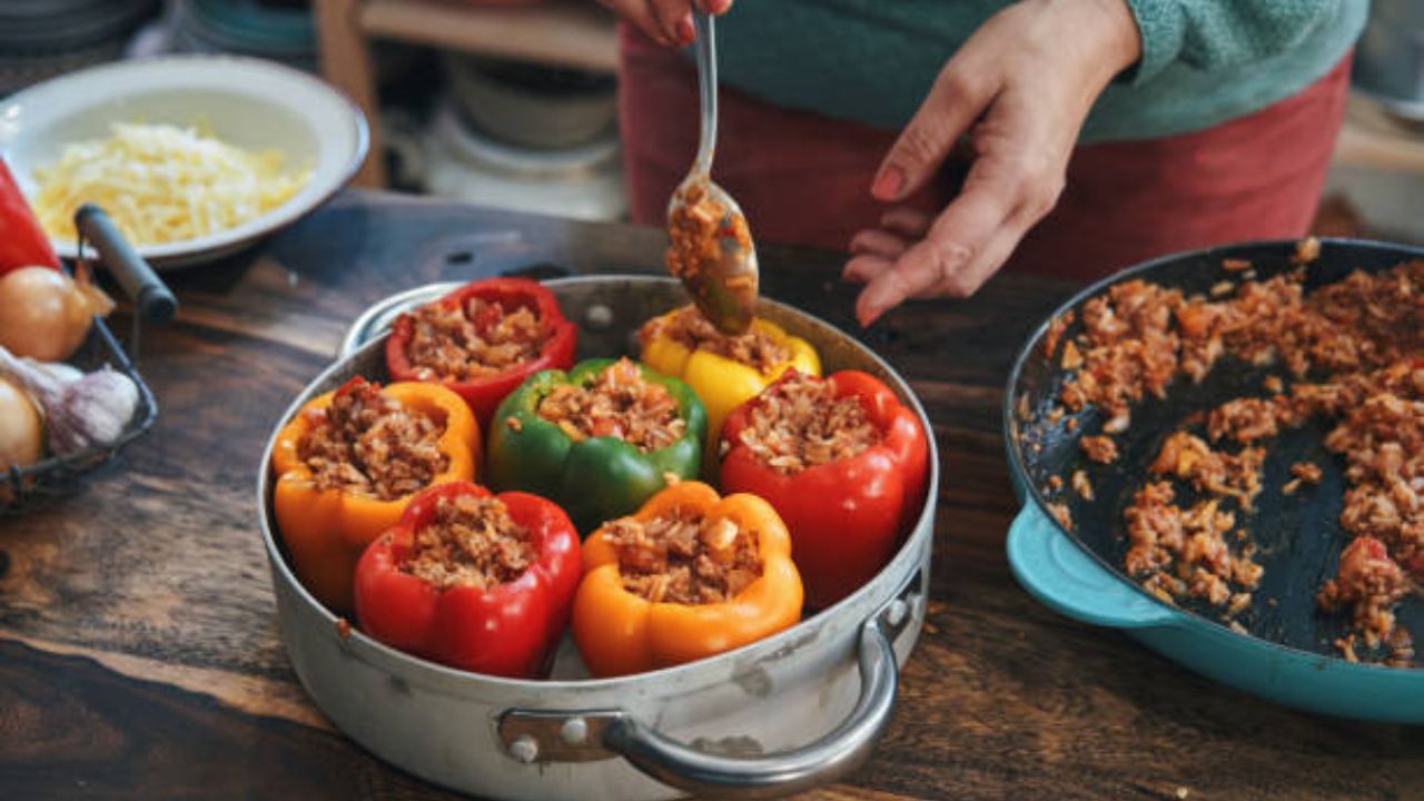 Stuffed Capsicum Recipe: दुपारच्या जेवणात ‘या’ पद्धतीने बनवा भरलेली शिमला मिरची, लहान मुलांसह मोठेसुद्धा खातील आवडीने
