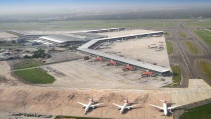 Delhi IGI Airport: दिल्ली विमानतळावर GPS सिग्नलची छेडछाड: ८०० हून अधिक उड्डाणे विस्कळीत