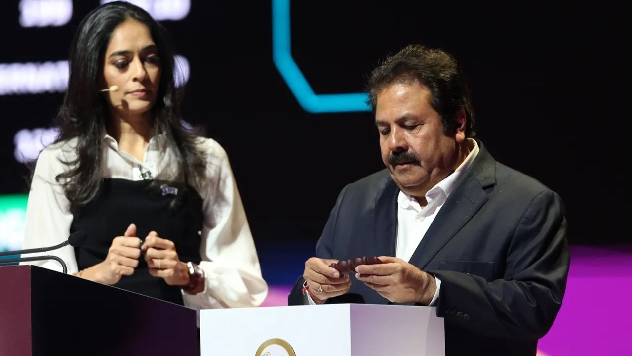 IPL 2026: आयपीएल लिलावात मोठी खळबळ! १० संघांच्या खिशात किती पैसे आणि किती जागा शिल्लक? वाचा एका क्लिकवर