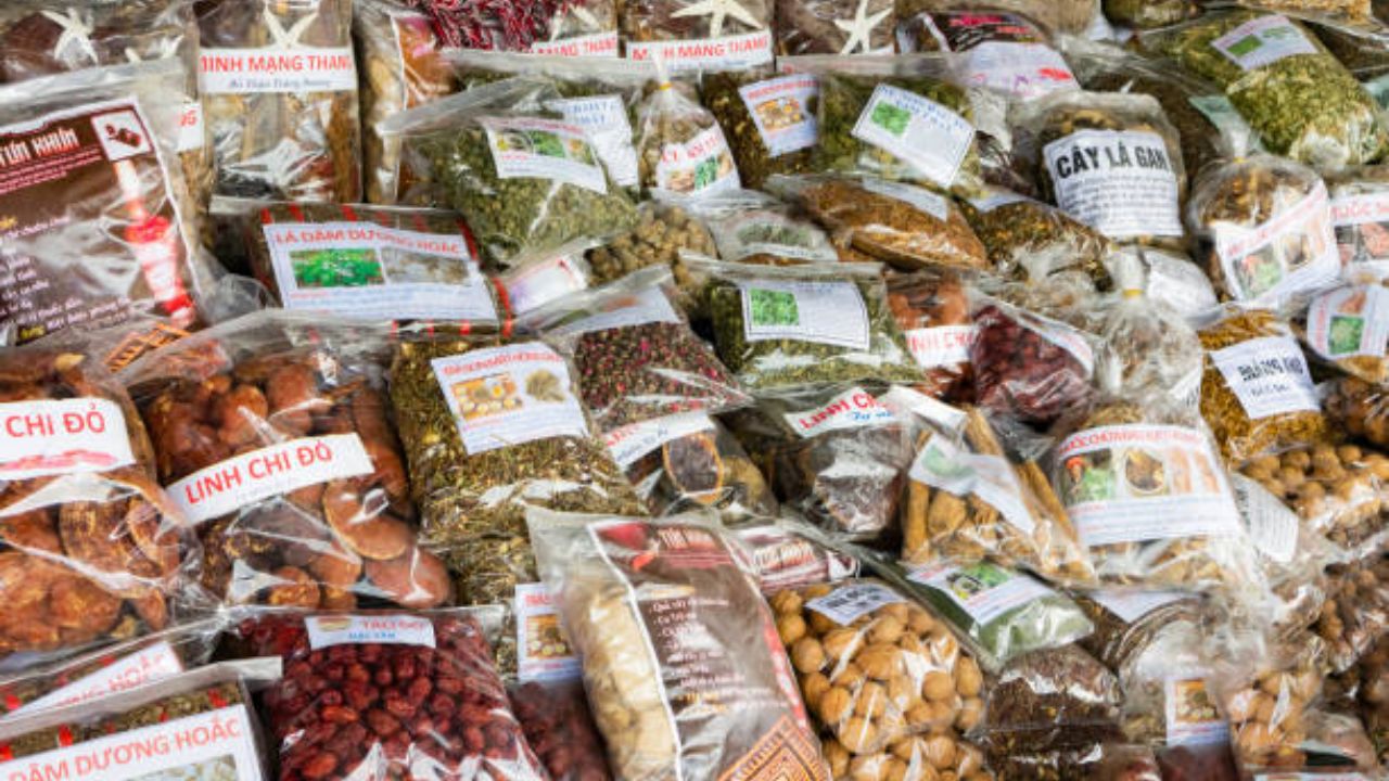 चिप्स, पॅकेज्ड स्नॅक्स, बर्गर आणि पिझ्झा यांसारख्या जंक फूडमध्ये  अनेक वेगवेगळ्या पदार्थांचा वापर केला जातो. हे पदार्थ शरीराला हानी पोहचवतात. 