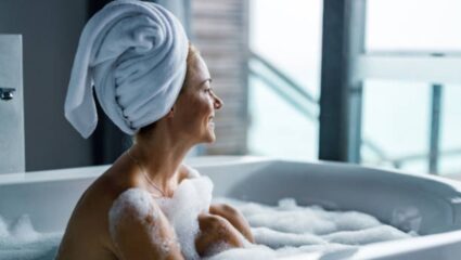 शरीरावरील घाण स्वच्छ करण्यासाठी अंघोळीच्या पाण्यात मिक्स करा ‘हे’ पदार्थ, घामाच्या दुर्गंधीपासून मिळेल कायमची सुटका