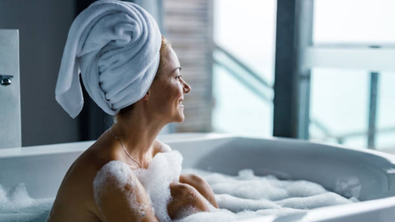 शरीरावरील घाण स्वच्छ करण्यासाठी अंघोळीच्या पाण्यात मिक्स करा ‘हे’ पदार्थ, घामाच्या दुर्गंधीपासून मिळेल कायमची सुटका