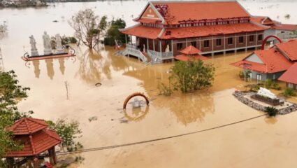 Vietnam Flood : व्हिएतनामला निसर्गाचा तडाखा! मुसळधार पावसामुळे हजारो कुटुंब बेघर, ९० जणांचा मृत्यू
