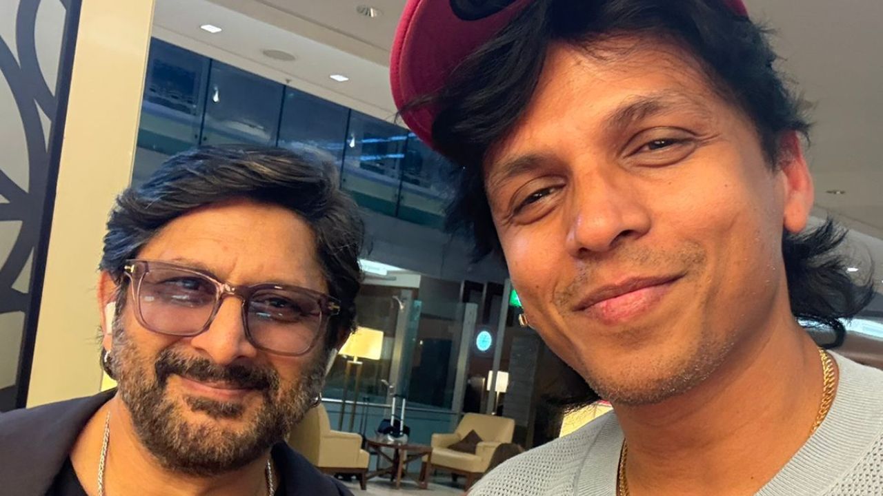 अभिजीतला ट्रीप सुरू होताच फ्लाईट मध्ये ( Bads of Bollywood ) बॅड्स ऑफ बॉलिवूडचे दोन मुख्य कलाकार भेटले. लक्ष्य आणि रजत बेदी यांची भेट होताच पुढे अभिजीतला या ट्रीप मध्ये अनेक कलाकार भेटत गेले.