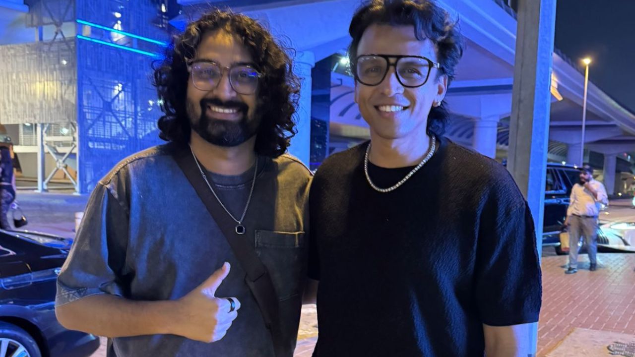 अभिजीत सावंत हा कायम चर्चेत असलेला गायक असून आणि आता त्याचा या स्टार स्टड पोस्ट ने प्रेक्षकांच्या भूया उंचावल्या आहेत. लक्ष्य, रजत बेदी, अर्शद वारसी, कॉमेडीयन रवी गुप्ता, गायक नीरज श्रीधर अश्या अनेक कलाकारांच्या भेटी या दुबई ट्रीप मध्ये दिसत आहे.