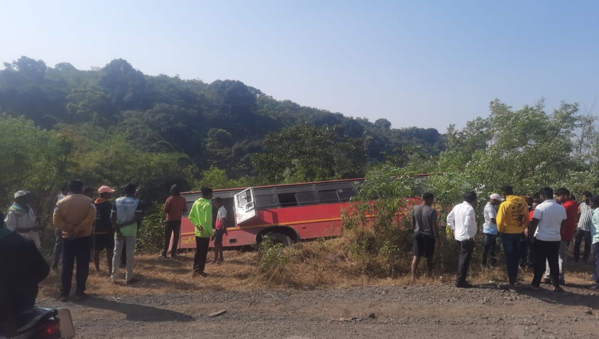 खराब रस्त्यामुळे पालघर – छ. संभाजीनगर बसचा अपघात, 3 गंभीर तर 20 हून अधिक किरकोळ जखमी