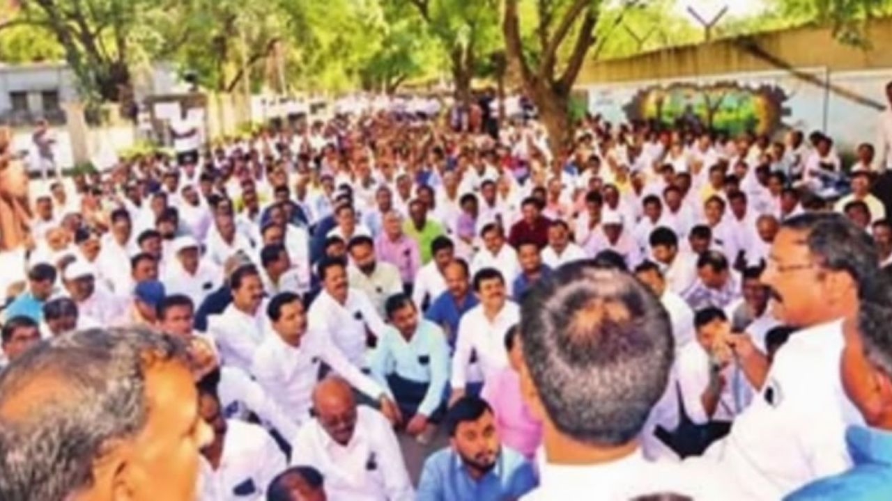 Ahilyanagar News: अनुभवी शिक्षकांना पुन्हा टीईटी परीक्षेची सक्ती? जिल्हाधिकारी कार्यालयावर धडकला मूक मोर्चा