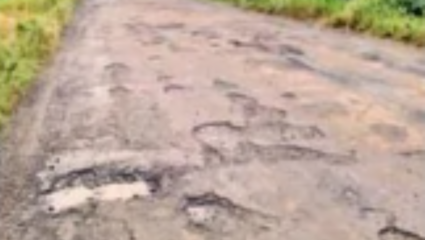 जामखेड – खर्डा रस्ता बनला मृत्यूचा सापळा; तात्पुरती मलमपट्टी, अतिवृष्टीची झळ बसली राज्य मार्गाला