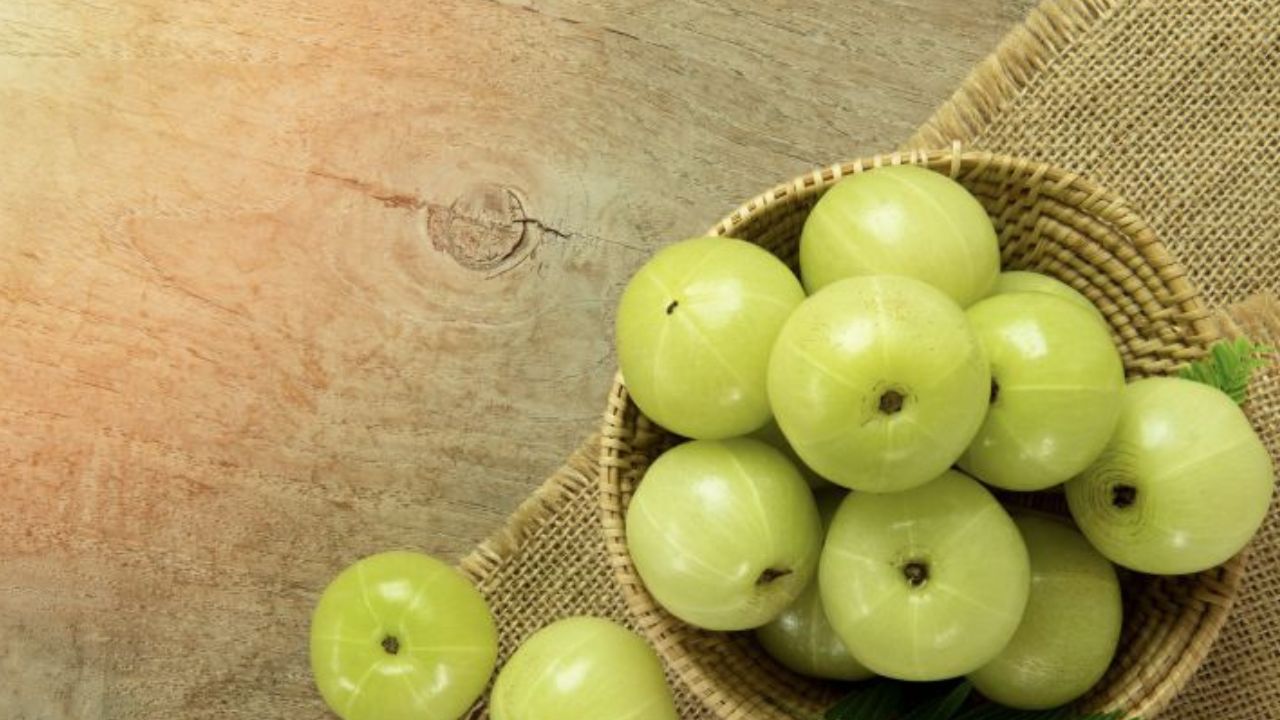 आवळा : व्हिटॅमिन C जास्त प्रमाणात असल्याने सकाळी नाश्त्याला आवळा खाणं फायदेशीर आहे. यामुळे पचनाच्या संबंधित त्रास होत नाही तसंच रोगप्रतिकारक शक्ती वाढते.