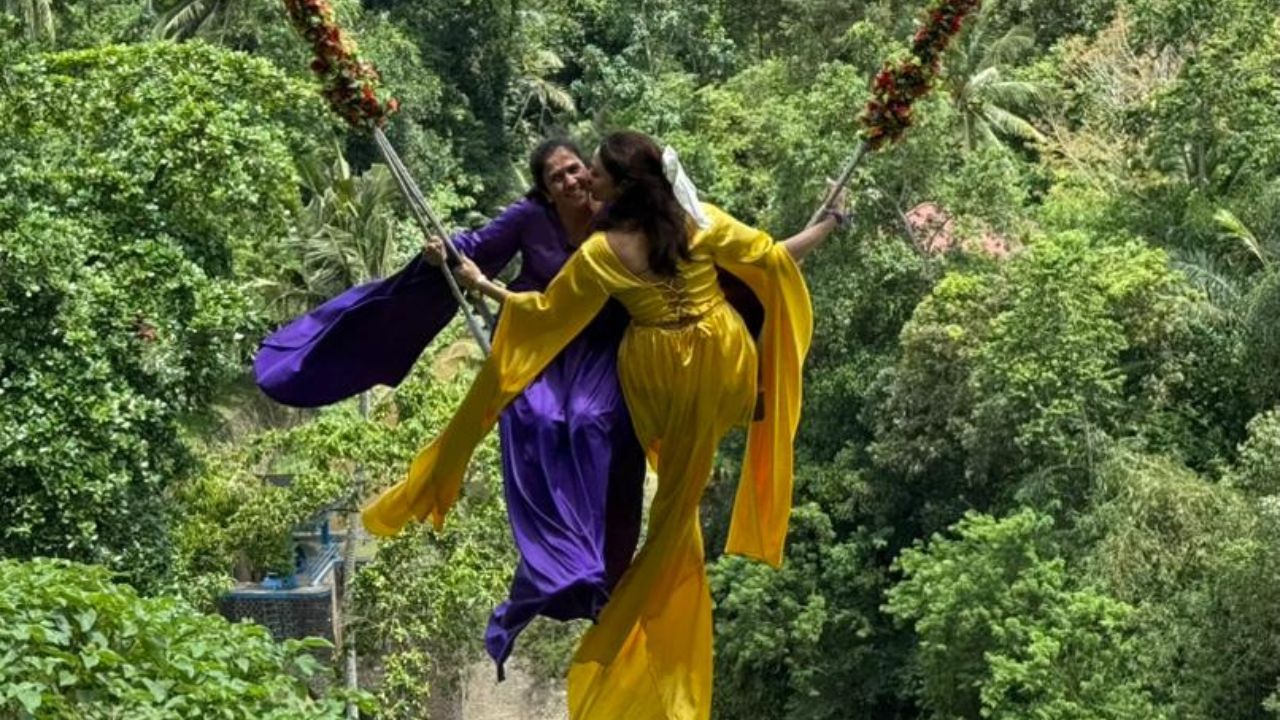 मराठी अभिनेत्री अमृता खानविलकरची आई सोबत बाली ट्रीप, शेअर केले खास फोटो