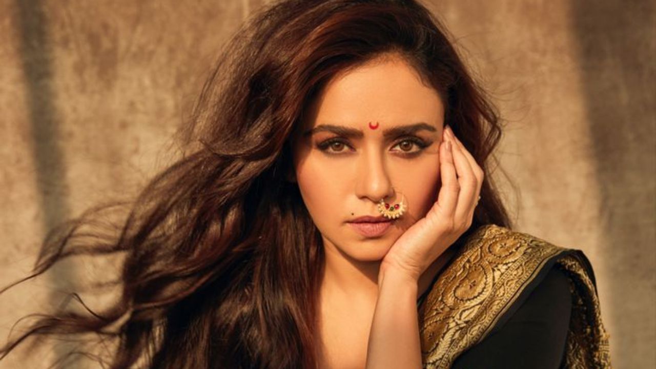 अमृता खानविलकरच्या मनधनाबद्दल सांगायचे झाले तर, रिपोर्टनुसार, अभिनेत्री एका सिनेमासाठी 10 ते 12 कोटी रुपये घेते. तसेच अभिनेत्रीची 50 कोटी रुपयांपेक्षा जास्त संपत्ती आहे. 