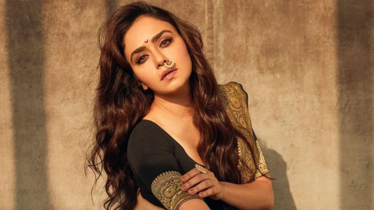 काही दिवसांपूर्वी अभिनेत्री मुंबईत आलिशान घर देखील घेतलं आहे. घराचे फोटो अमृताने सोशल मीडियावर पोस्ट केले होते. अमृता कायम कोणत्या न कोणत्या कारणामुळे चर्चेत असते.