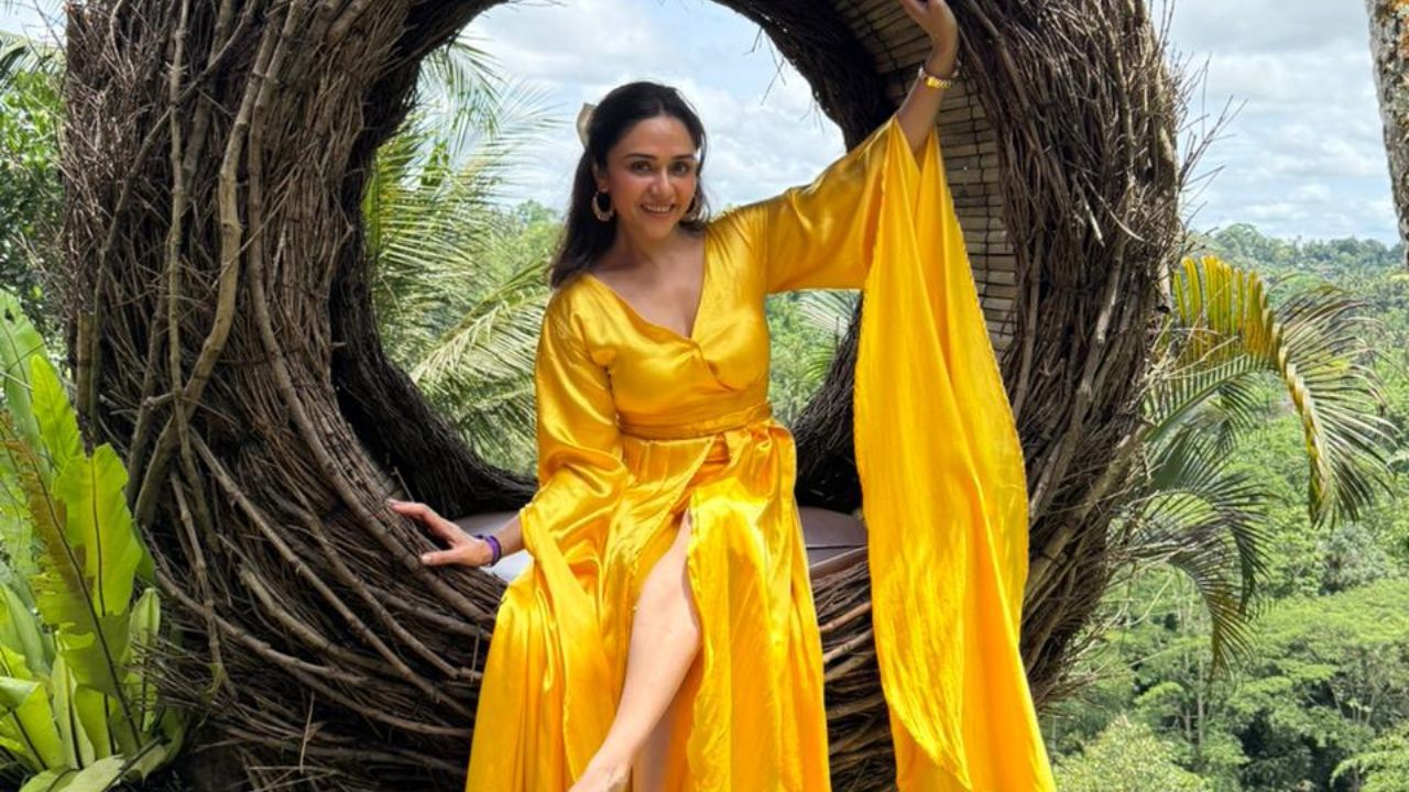 बालीतील प्रसिद्ध स्विंग स्पॉटवर मायलेकींनी मस्त धमाल केलेली दिसत आहे. लोकल आऊटफिटमध्ये अमृता जणू परीच दिसत आहे. पिवळा रंगाचा लॉंग गाऊन परिधान केला  आहे.