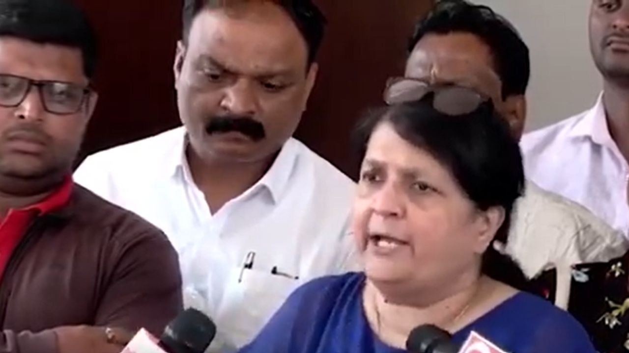 पुण्यातील पार्थ पवार जमीन गैरव्यवहार प्रकरणी अंजली दमानिया यांनी घेतली चंद्रशेखर बावनकुळे यांची भेट