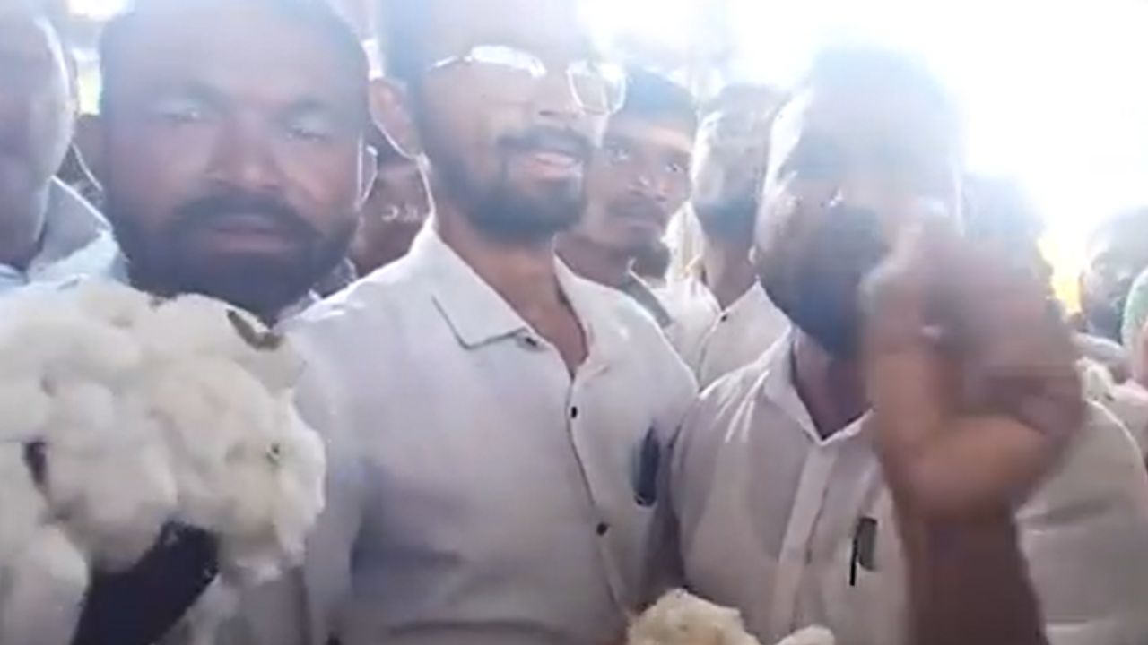 Wardha APMC Market : हमीभावापेक्षा कमी भावात कापूस खरेदीमुळे शेतकऱ्यांमध्ये संताप !