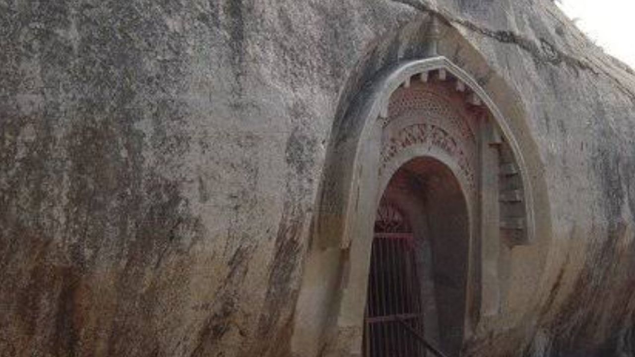 बाराबार लेणी : मौर्य साम्राज्याचा इतिहासाची साक्ष देणारी बाराबार लेणी. मौैर्य काळात दगडावर कोरलेल्या या लेण्या आजही तितक्याच सुरेख आहेत.