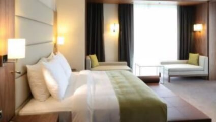 तोतया पोलीस अधिकाऱ्याचा प्रताप; महिलेला लॉजवर बोलावले अन्…