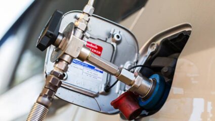 CNG भरताना आपल्याला ड्रायव्हर कारमधून का उतरवतो? फक्त सेफ्टी नव्हे तर ‘ही’ देखील आहेत कारणं