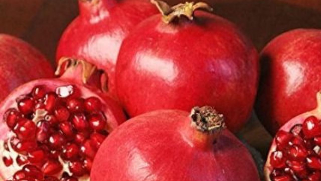 डाळिंब : डाळिंब नाश्त्याला खाणं आरोग्यदायी आहे. सकाळी नाश्त्याला डाळिंबाचं सेवन केल्याने रक्ताची कमतरता भरुन निघते. थंडीमुळे येणारा अशक्तपणा दूर होतो. त्वचेचा ओलावा टिकवण्यासाठी डाळिंब फायदेशीर आहे. डाळिंब सकाळी खाल्लं तर पचायला सोपे जाते.