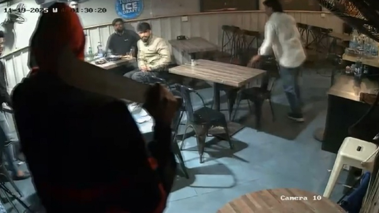 कोयत्याच्या धाकाने दरोडा, कॅमेऱ्यात थरार कैद; रात्री नेमकं काय घडलं?