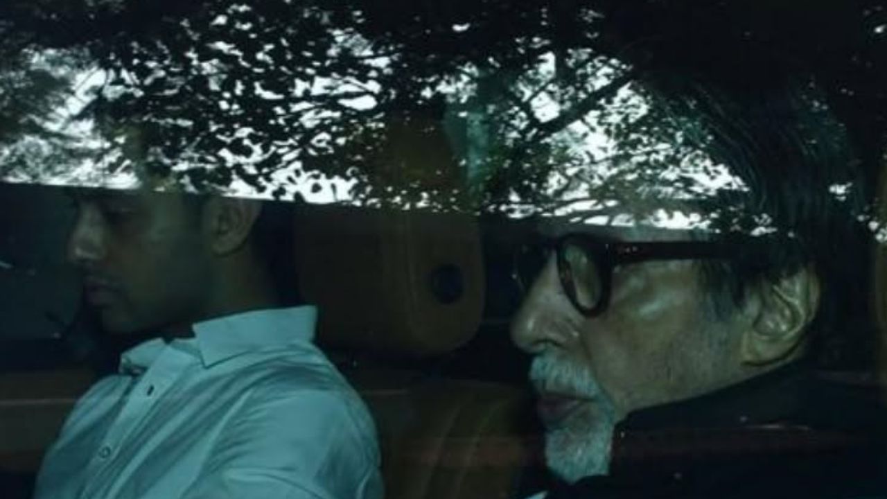 अभिषेक बच्चन आणि अमिताभ बच्चन हेही धर्मेंद्र यांच्या अंत्यसंस्काराला पोहचलेला दिसत आहे.