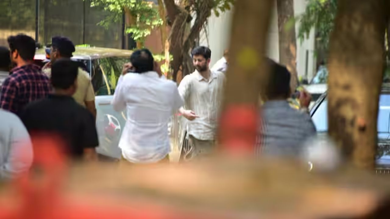 धर्मेंद्रचा नातू त्याच्या घराबाहेर दिसला, त्यानेही पांढरा शर्ट घातला होता. तसेच तो देखील दुःखी दिसत आहे.