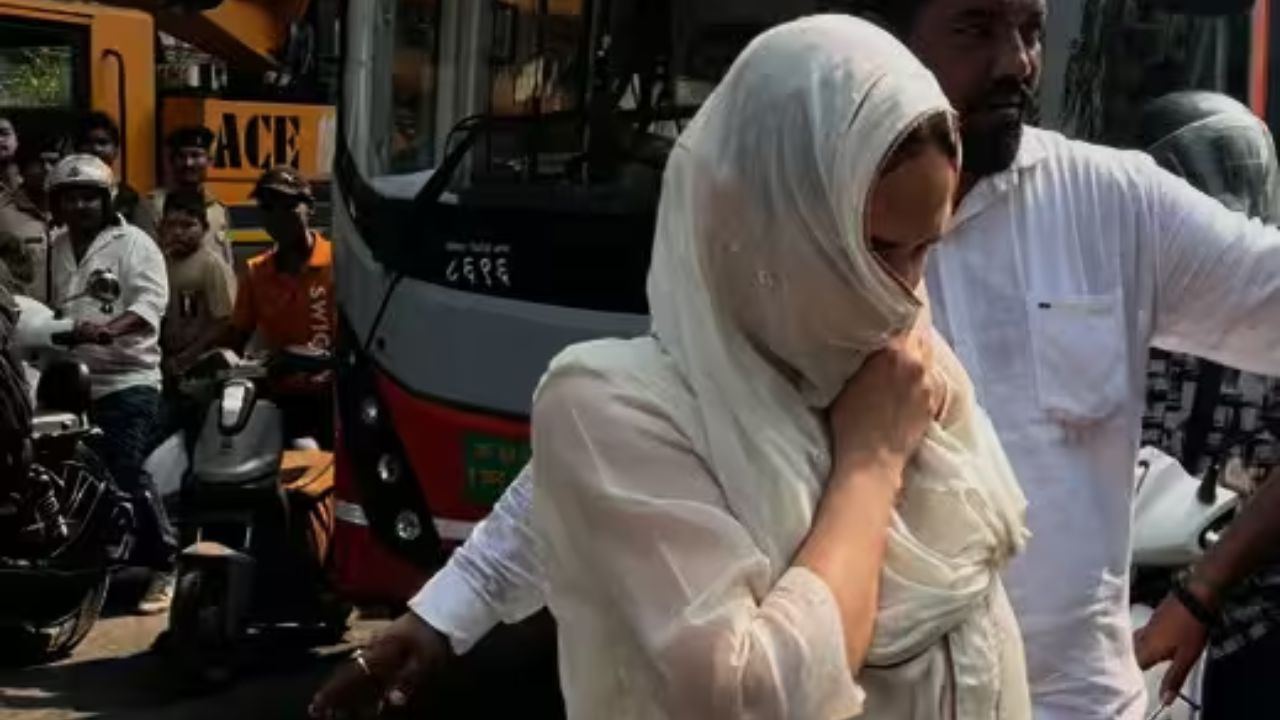 धर्मेंद्र आणि हेमा मालिनी यांची मुलगी ईशा देओल देखील पांढऱ्या सूटमध्ये दिसली, तिने दुपट्ट्याने चेहरा झाकत आपले अश्रू लपवले आहे.