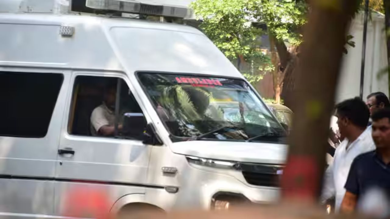 धर्मेंद्र यांच्यावर विले पार्ले येथील स्मशानभूमीत अंत्यसंस्कार करण्यात आले आहे. त्यांचा मोठा मुलगा सनी देओलने चितेला अग्नी दिला असल्याचे समजले आहे.