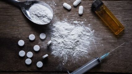 Mira Bhayander : धक्कादायक ! खुलेआमपणे अंमली पदार्थांचं सेवन ; समाजसेविका श्वेता पाटील यांची धडक कारवाई