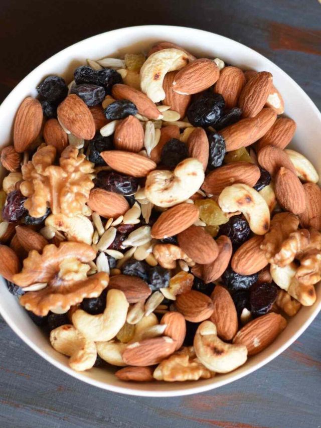 थंडीत हेल्दी राहण्यासाठी खा हे 5 ड्रायफ्रूट्स..