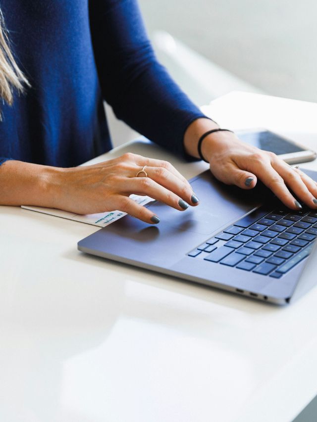 लॅपटॉपची बॅटरी एकसारखी उतरते का? फॉलो टिप्स