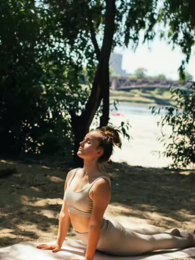 थंडीत योगा करण्याची योग्य वेळ कोणती जाणून घ्या