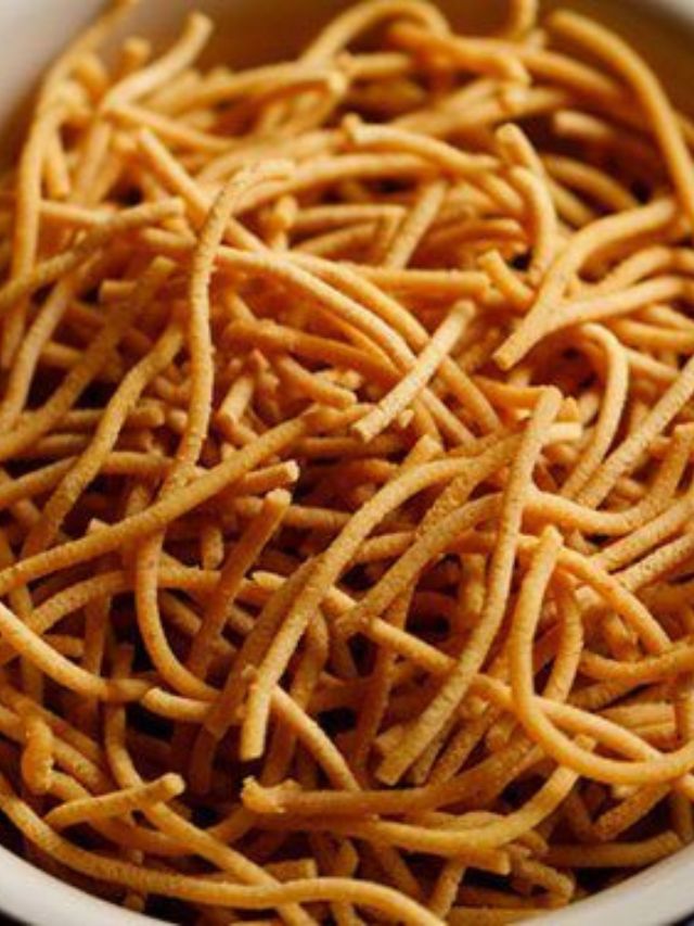 संध्याकाळच्या स्नॅकसाठी घरच्या घरी बनवा लसूण शेव, सोपी रेसिपी