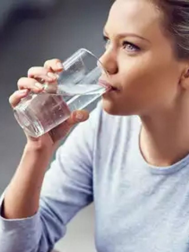 थंडीत पाणी कमी प्यायल्याने शरीरात होतील हे बदल