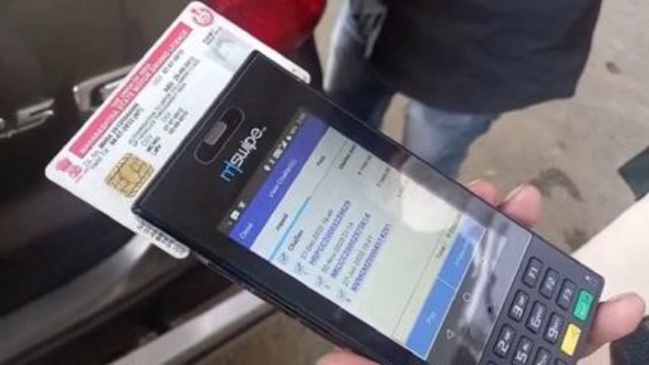 राँग साईडने जाताना पोलिसांनी महिलेला अडवले; ई-चालान करताना मशीनच फोडले