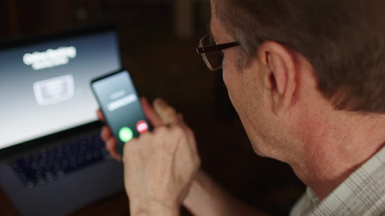 कारवाईची भीती दाखवून ज्येष्ठाची फसवणूक; तब्बल 99 लाखांना घातला गंडा