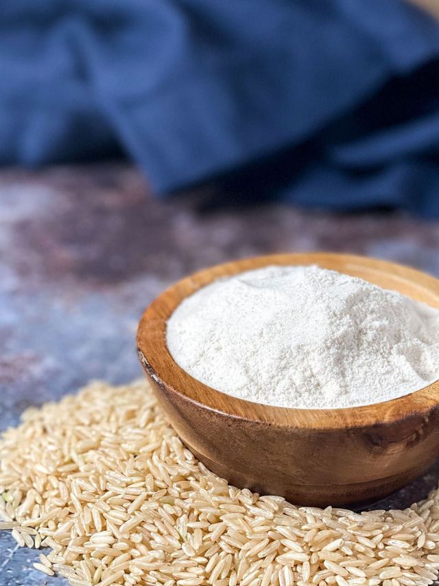 टॅन झालेल्या चेहऱ्यावर 'असा' करा तांदळाच्या पिठाचा उपाय