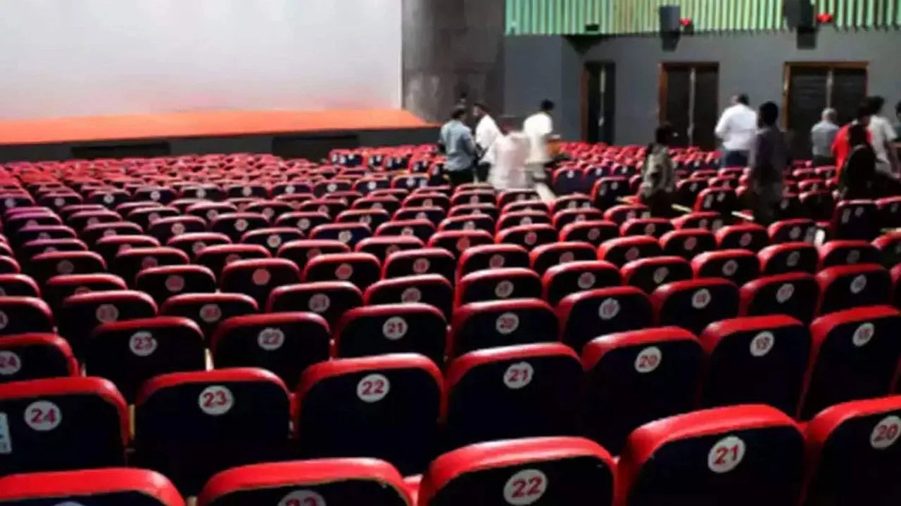 पुन्हा नव्याने रंगले नाट्यदालन, नव्या निर्मितींचा वर्षाव, प्रेक्षकांच्या उत्साही प्रतिसादाने रंगभूमी उजळली