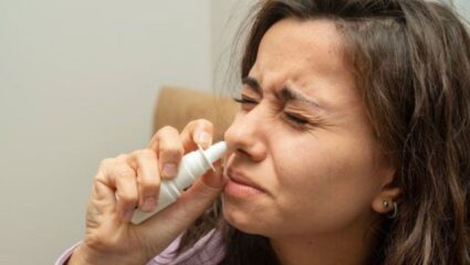 Health Care Tips :  इनहेलर किंवा नोज स्प्रे वापरताय ? मग आताचा सोडा ही सवय, डॉक्टरांनी सांगितली धक्कादायक माहिती