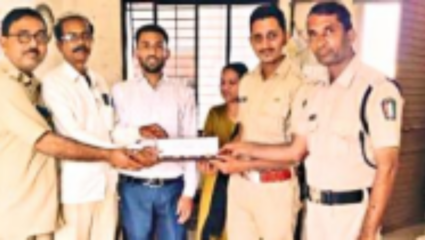 कौतुकास्पद!  एस. टी. सुरक्षारक्षकाची प्रामाणिकता; साडेतीन लाखांच्या लालसेवर माणुसकीचा विजय