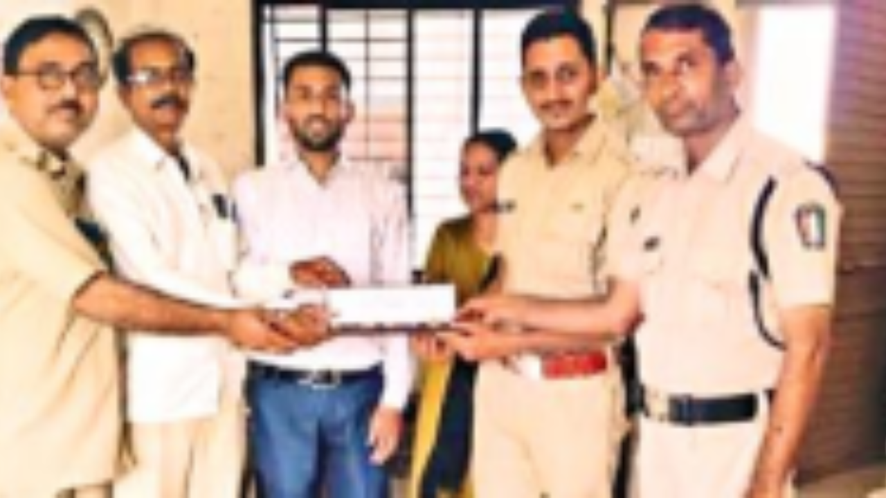 कौतुकास्पद!  एस. टी. सुरक्षारक्षकाची प्रामाणिकता; साडेतीन लाखांच्या लालसेवर माणुसकीचा विजय