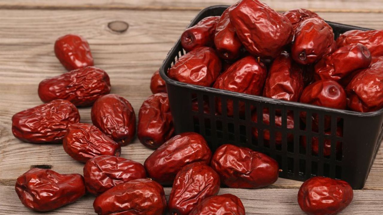 खजूर : खजूरामुळे हिमोग्लोबिन वाढतं. थंडीमुळे त्वचेवर येणाऱ्या सुरकुत्या या खजूरामुळे कमी होतात.