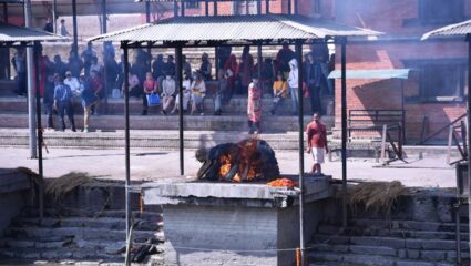 Kolhapur News : दोन गटातील वाद विकोपाला; तिरडीच्या काठ्यांनी स्मशानभूमीत तुंबळ हाणामारी