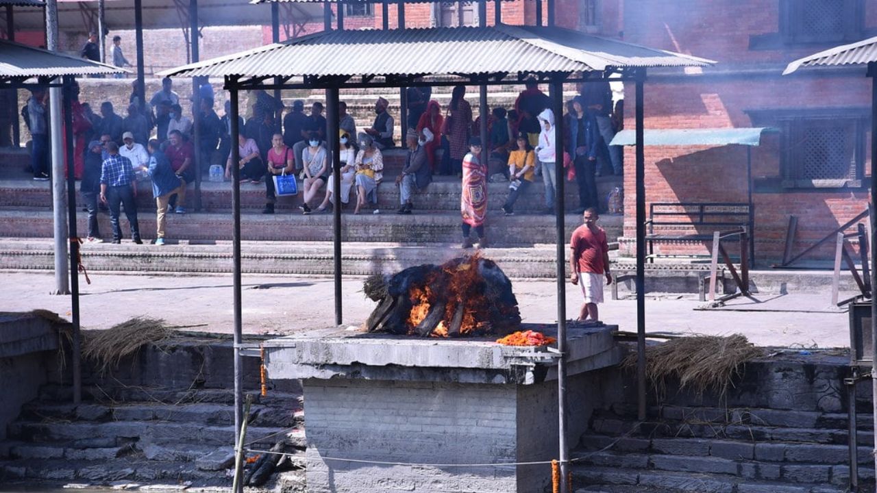 Kolhapur News : दोन गटातील वाद विकोपाला; तिरडीच्या काठ्यांनी स्मशानभूमीत तुंबळ हाणामारी