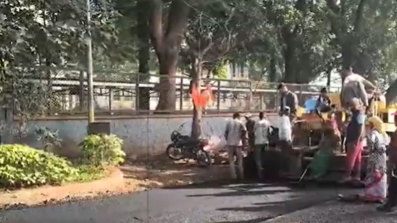 Kolhapur : अनेक वर्षांपासून खराब रस्त्यावर डांबरीकरण एका दिवसात उखडले, नागरिक संतापले