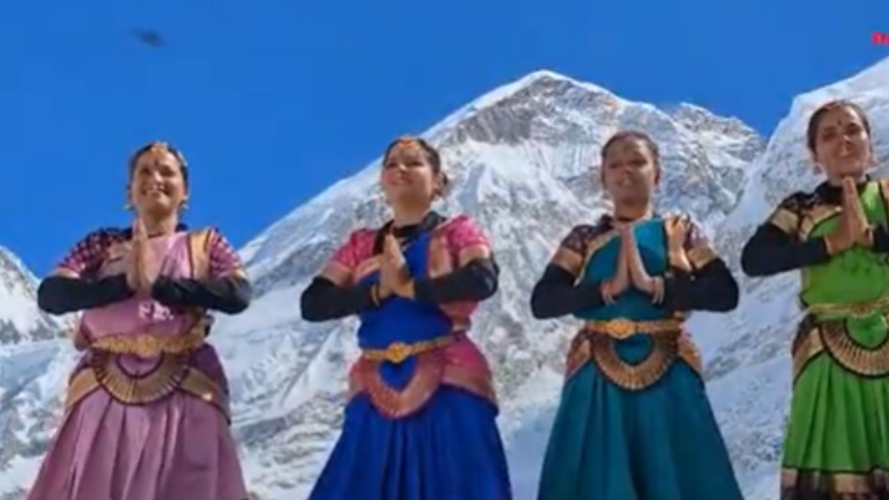 Kolhapur : कोल्हापूरच्या नृत्यांगनांनी सादर केले Mount Everest Base Camp वर भरतनाट्यम्